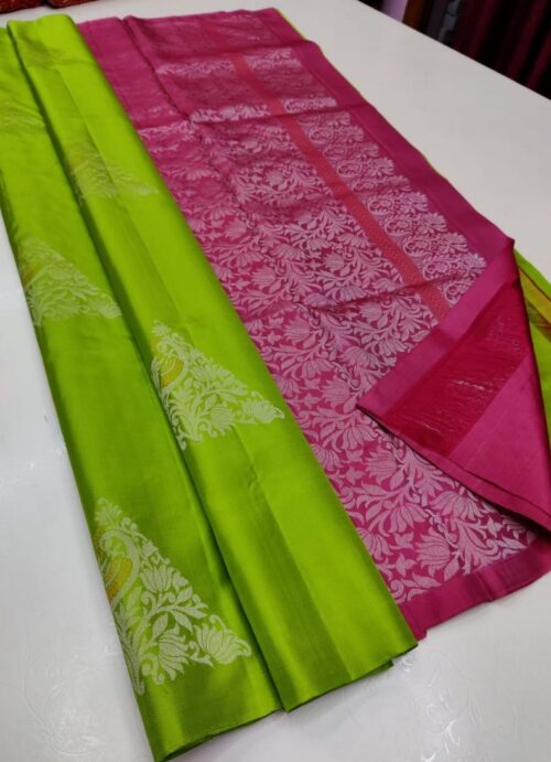 Women’s Borderless Kanjivaram Silk Sarees With Unstitched Blouse (Parrot Green)